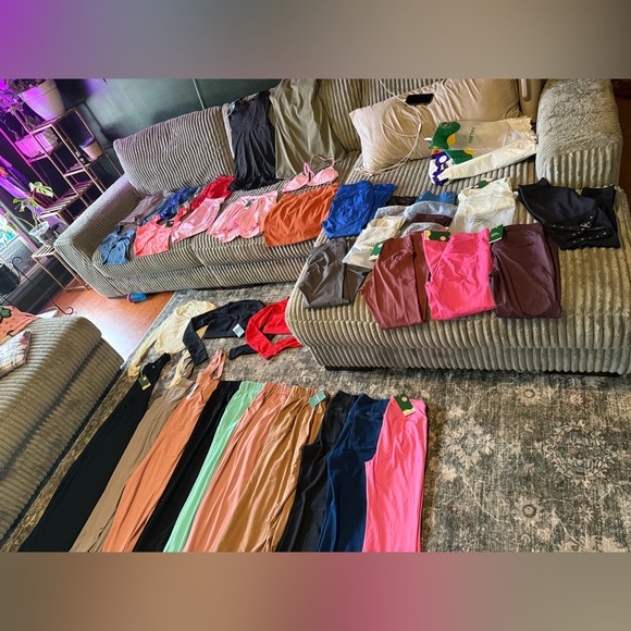 ❌SOLD❌39 piece Halara bundle - Picture 2 of 6